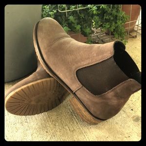 Brown leather Chelsea boot